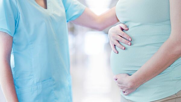 Schwangere Person und medizinische Angestellte