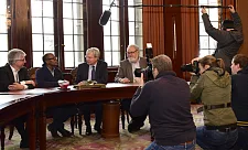 Gespräch in Bremer Rathaus: Dr. Denis Pineda (2. v. li.) berichtet Bürgermeister Böhrnsen (2. v. re.), Senator Dr. Schulte-Sasse (li.) und Eberhard Zimmermann (re.) von seinem Ebola-Einsatz in Sierra Leone