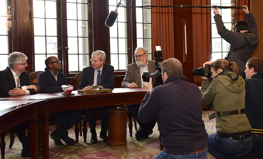 Gespräch in Bremer Rathaus: Dr. Denis Pineda (2. v. li.) berichtet Bürgermeister Böhrnsen (2. v. re.), Senator Dr. Schulte-Sasse (li.) und Eberhard Zimmermann (re.) von seinem Ebola-Einsatz in Sierra Leone