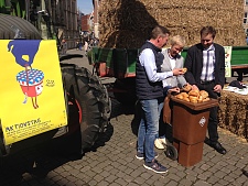 Bild von Senatorin Quante-Brandt mit dem Vizepräsidenten der Bremischen Bürgerschaft, Frank Imhoff, Bremischer Landwirtschaftsverband e.V. an einer mit alten Brötchen gefüllten Mülltonne.