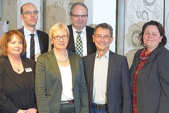 v.l.: Brigitte Pisetta (Pflegedienstleitung), Christoph Wienefoet (Kaufmännische Leitung), Senatorin Prof. Dr. Eva Quante-Brandt, Josef Jürgens (Verwaltungsdirektor), Dr. med. Norbert Langen (Ärztlicher Leiter), Ulrike Mücke (Betriebsratsvorsitzende)