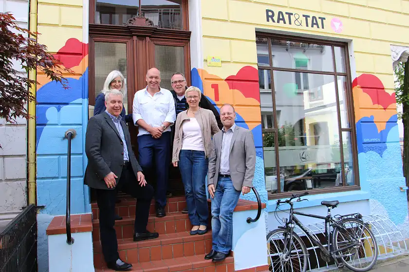 v. l. n. r. Matthias Christelsohn von der Senatorin für Wissenschaft, Gesundheit und Verbraucherschutz, Felicitas Jung aus dem Gesundheitsamt, Arno Oevermann aus dem Rat & Tat Zentrum (Beratungsstelle), Reiner Neumann aus dem Rat &Tat Zentrum (Vorstand), Senatorin Eva Quante-Brandt und Christian Linker aus dem Rat & Tat Zentrum (Geschäftsführer)