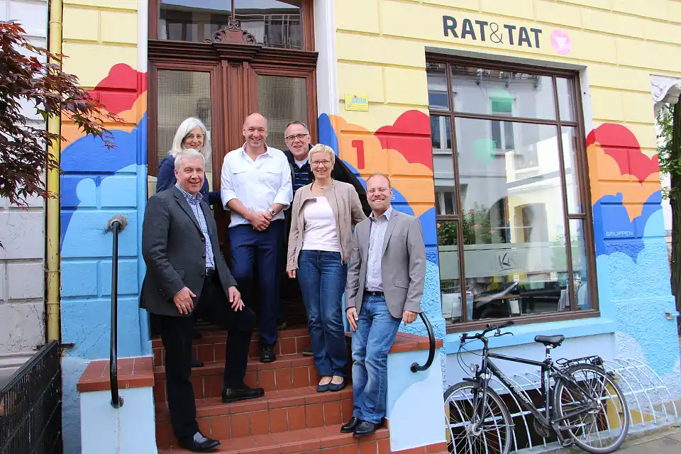 v. l. n. r. Matthias Christelsohn von der Senatorin für Wissenschaft, Gesundheit und Verbraucherschutz, Felicitas Jung aus dem Gesundheitsamt, Arno Oevermann aus dem Rat & Tat Zentrum (Beratungsstelle), Reiner Neumann aus dem Rat &Tat Zentrum (Vorstand), Senatorin Eva Quante-Brandt und Christian Linker aus dem Rat & Tat Zentrum (Geschäftsführer)