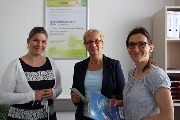 v. l. n. r. Annabel Oelmann (Vorstand), Senatorin Prof. Dr. Eva Quante-Brandt und Anke Behl (Beraterin)
