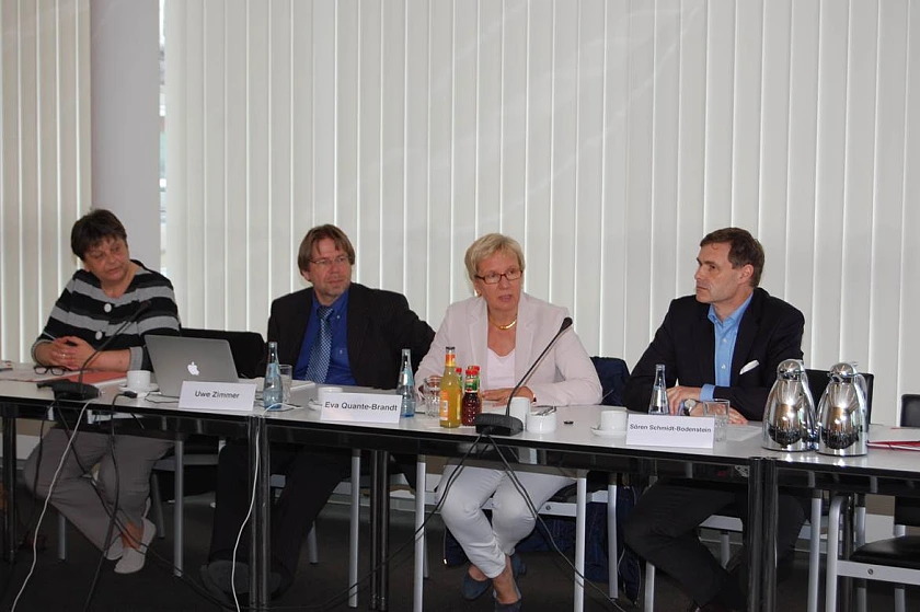 v. l. n. r. Heike Ulrich ("Koordination Sozialdienst im Krankenhaus" in der Behörde für Soziales, Jugend, Frauen, Integration und Sport), Uwe Zimmer (Geschäftsführer der Krankenhausgesellschaft der Freien Hansestadt Bremen), Senatorin Prof. Dr. Eva Quante-Brandt und Sören Schmidt-Bodenstein (Leiter der Landesvertretung Bremen der Techniker Krankenkasse) während der Pressekonferenz