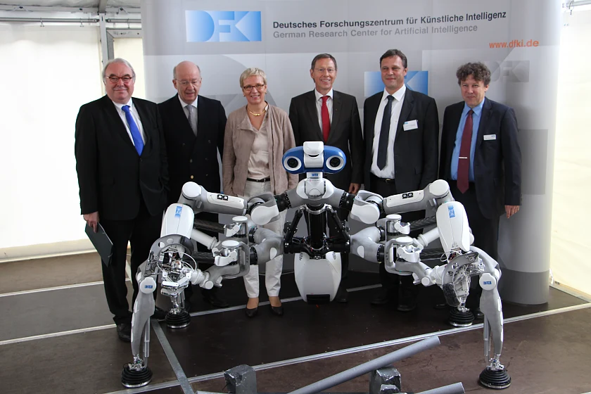 v. l. n. r.: Parlamentarischer Staatssekretär Uwe Beckmeyer,  Wolfgang Wahlster, Direktor DFKI GmbH,  Eva Quante-Brandt, Senatorin für Wissenschaft, Gesundheit und Verbraucherschutz,  Carsten Sieling, Bürgermeister,  Frank Kirchner, Leiter Robotics Innovation Center,  Rolf Drechsler, Leiter Cyber-Physical Systems