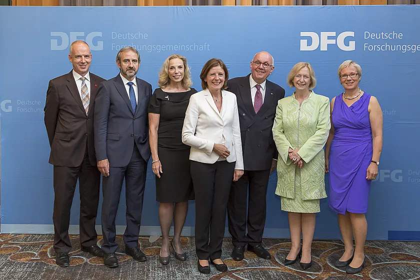 v. l. n. r. Prof. Dr. Georg Krausch (Präsident der Johannes Gutenberg-Universität Mainz),  Prof.  Dr. Hermann Parzinger (Präsident die Berliner Stiftung Preußischer Kulturbesitz und Festredner), Dorothee Dzwonnek (Generalsekretärin der DFG), Malu Dreyer (Ministerpräsidentin Rheinland-Pfalz), Prof. Dr. Peter Strohschneider (DFG-Präsident), Prof. Dr. Johanna Wanke (Bundesministerin für Bildung und Forschung), Prof. Dr. Eva Quante-Brandt (Senatorin für Wissenschaft, Gesundheit und Verbraucherschutz)