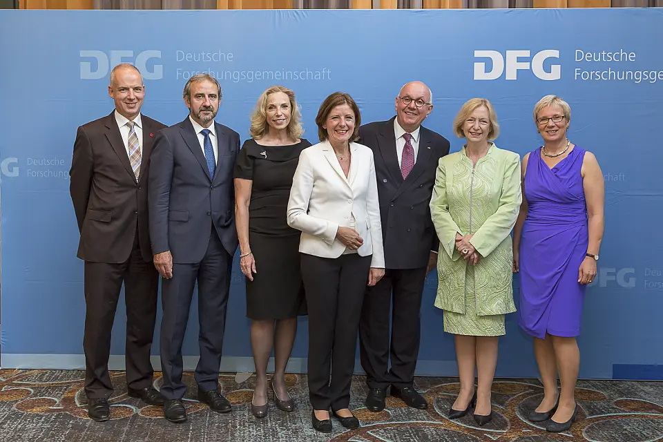 v. l. n. r. Prof. Dr. Georg Krausch (Präsident der Johannes Gutenberg-Universität Mainz),  Prof.  Dr. Hermann Parzinger (Präsident die Berliner Stiftung Preußischer Kulturbesitz und Festredner), Dorothee Dzwonnek (Generalsekretärin der DFG), Malu Dreyer (Ministerpräsidentin Rheinland-Pfalz), Prof. Dr. Peter Strohschneider (DFG-Präsident), Prof. Dr. Johanna Wanke (Bundesministerin für Bildung und Forschung), Prof. Dr. Eva Quante-Brandt (Senatorin für Wissenschaft, Gesundheit und Verbraucherschutz)