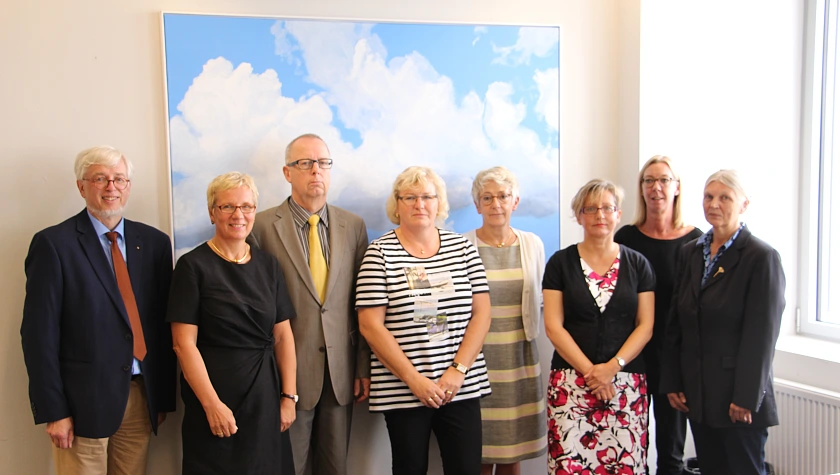 v.l.n.r.: Staatsrat Gerd-Rüdiger Kück, Senatorin Eva Quante-Brandt, Leiter der Gewerbeaufsicht Jörg Henschen, Leiterin des Eichamtes Elke Kupka, Leiterin des Gesundheitsamtes Monika Lelgemann, Leiterin des LUA Michaela Berges, Abteilungsleiterin der Abteilung Gesundheit und Verbraucherschutz der Senatorischen Behörde für Wissenschaft, Gesundheit und Verbraucherschutz Silke Stroth und die Leiterin des LMTVet Bärbel Schröder