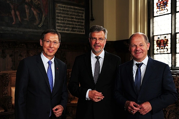 (v. l. n. r.) Bremens Bürgermeister Carsten Sieling, Peter Masuch und Hamburgs Erster Bürgermeister Olaf Scholz in der Oberen Rathaushalle