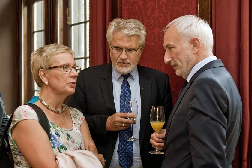 (v. l . n. r.) Senatorin Eva Quante-Brandt, Herr Woggan (Vorstandsvorsitzender der AOK Bremen/Bremerhaven) und Herr Görres (Abteilungsleiter Interdisziplinäre Alterns- und Pflegeforschung)