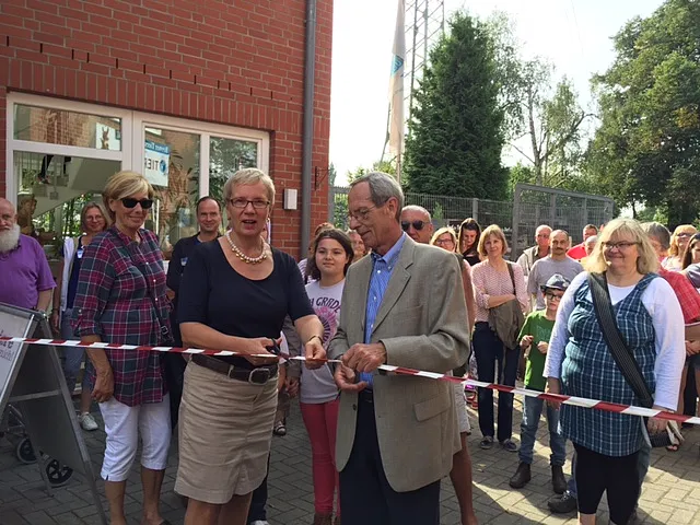 Senatorin Eva Quante-Brandt eröffnet den "Tag der offenen Tür" mit dem Vorsitzenden des Bremer Tierschutzvereins Wolfgang Apel