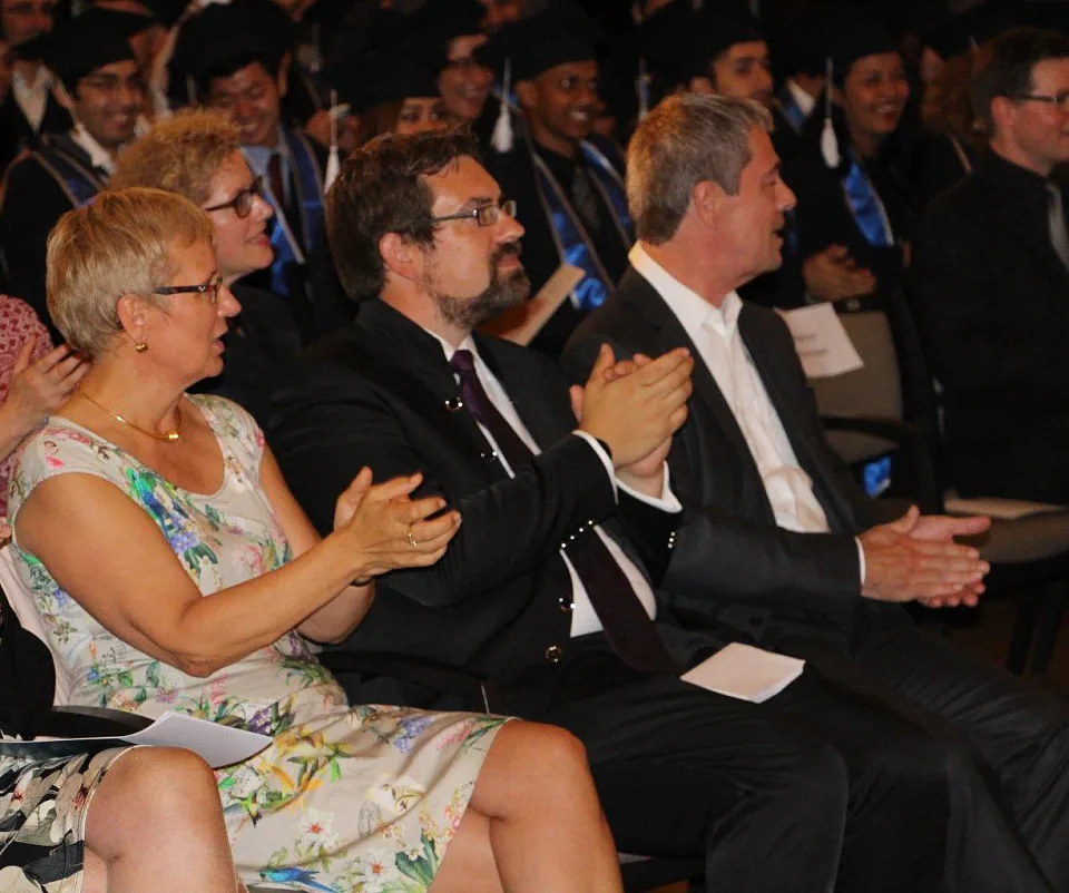 Senatorin Prof. Dr. Eva Quante-Brandt gemeinsam mit Prof. Dr. Tim Goydke (Studiengangsleiter East Asian Management MBA) und Prof. Dr. Axel Viereck (Onrektir Studium und Lehre) der Abschlusszeremonie des International Graduate Center