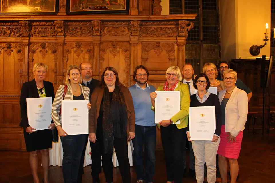 Senatorin Prof. Dr. Eva Quante-Brandt gemeinsam mit Senatorin Stahmann und den Preisträgerinnen und Preisträgern