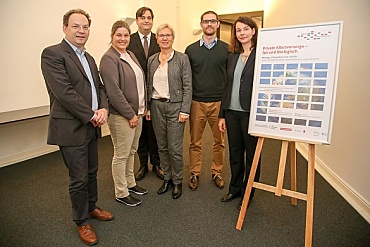 Die Teilnehmenden der Diskussion (von links): Dirk Grah (Filialleiter GLS Bank Hamburg), Dr. Annabel Oelmann (Vorstand Verbraucherzentrale Bremen), Dr. Sascha Otto (Leiter Wertpapier- und Portfoliomanagement Sparkasse Bremen AG), Prof. Dr. Eva Quante-Brandt (Senatorin für Wissenschaft, Gesundheit und Verbraucherschutz), Nico Fettes (Projektleiter Investmentfonds-Rating Carbon Disclosure Project), Ulrike Brendel (Projektleitung Nachhaltige Geldanlagen Verbraucherzentrale Bremen)