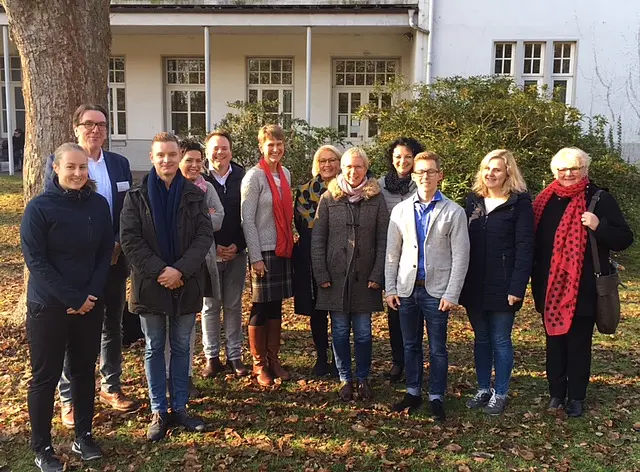v.l.n.r. Michael Krol (Schulleiter; zweite Reihe), Mitte: Sabine Weinhold-Witt (Pflegedirektorin), Gesundheitssenatorin Eva-Quante-Brandt, Rechts: Antje Kehrbach (Fachreferentin aus dem Gesundheitsressort) mit Schülerinnen und Schülern sowie Praxisanleiterinnen und Praxisanleitern