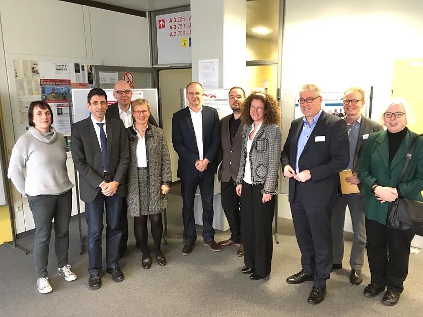 (v. l. n. r.) Professorin Sabine Doff, Thomas Hoffmeister (Konrektor für Lehre und Studium), Uwe Spörl (Studiendekan), Eva Quante-Brandt (Senatorin), Thomas Althaus (Dekan), Professor Marcus Callies, Professorin Claudia Harsch, Professor Norbert Schaffeld, Professor Ingo Warnke, Professorin Elisabeth Lienert