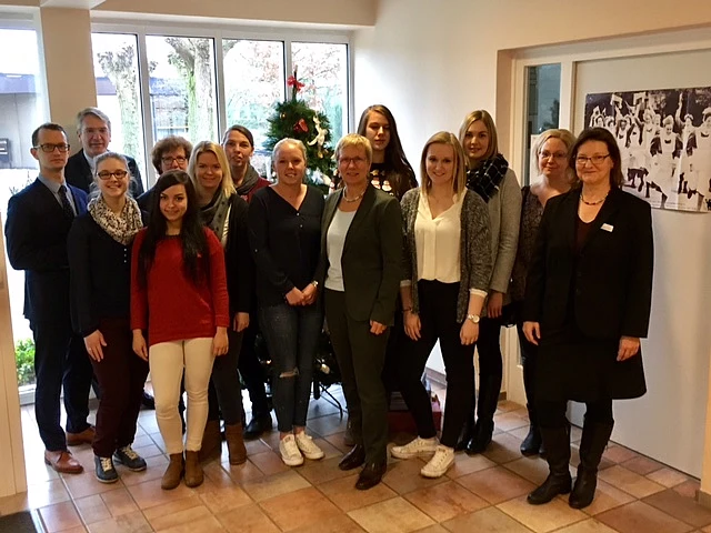 v.l.n.r.: Herr Nickel, Pflegedirektor; Prof. Junghans, medizinischer Geschäftsführer; Christa Keppers, Leiterin der Hebammenschule (hinten); Frau Meyer als dezentrale Praxisanleiterin  für die Gesundheits- und Krankenpflege (hinten); Senatorin Eva Quante-Brandt; Bettina Flach, Leiterin der Krankenpflegeschule (vorn rechts) mit Schülerinnen der beiden Schulen