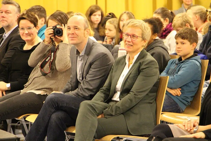 Senatorin Eva Quante-Brandt gemeinsam mit Pascal Berke von der Senatorin für Kinder und Bildung