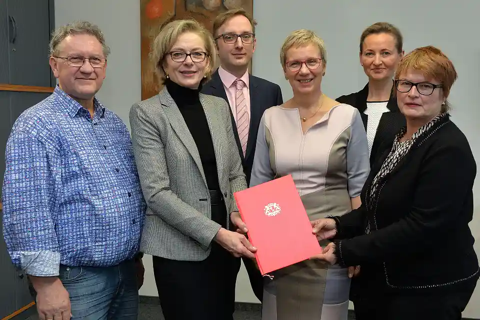 v.l.n.r.: Holger Kühl (Studiendekan der Fakultät Gesellschaftswissenschaften), Jutta Dernedde (Medizinische Geschäftsführerin Gesundheit Nord),  Prof. Dr. Matthias Zündel (Leiter des Internationalen Studiengangs Pflege- und Gesundheitsmanagement), Prof. Dr. Eva Quante-Brandt (Senatorin für Wissenschaft, Gesundheit und Verbraucherschutz), Oxana Waldheim (Klinikpflegeleitung am Klinikum Bremen-Nord) und Prof. Dr. Karin Luckey (Rektorin Hochschule Bremen)