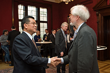 Dr. Pravongviengkham (Vize-Minister für Agrar- und Forstwirtschaft der Demokratischen Volksrepublik Laos) mit Staatsrat Gerd-Rüdiger Kück