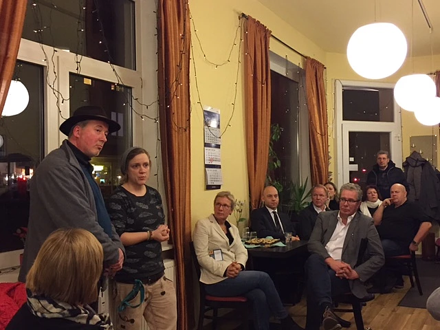 v. l. n. r.: Burkhard Hoffmann und Kirsten Jahn (vom Projekt Nachtwerk), Senatorin Eva Quante-Brandt und Jörg Utschakowski (von der Senatorin für Wissenschaft, Gesundheit und Verbraucherschutz)