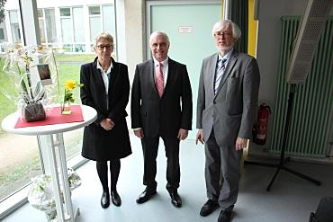(v. l. n. r.) Dr. Monika Lelgemann (vorherige Leiterin des Bremer Gesundheitsamtes), Dr. Jürgen Duwe (Leiter des Bremer Gesundheitsamtes) und Staatsrat Gerd-Rüdiger Kück 
