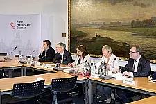 Auf einer Pressekonferenz informiert der Senat über die Würdigung von Hans Koschnick