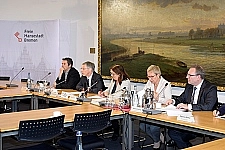 Auf einer Pressekonferenz informiert der Senat über die Würdigung von Hans Koschnick