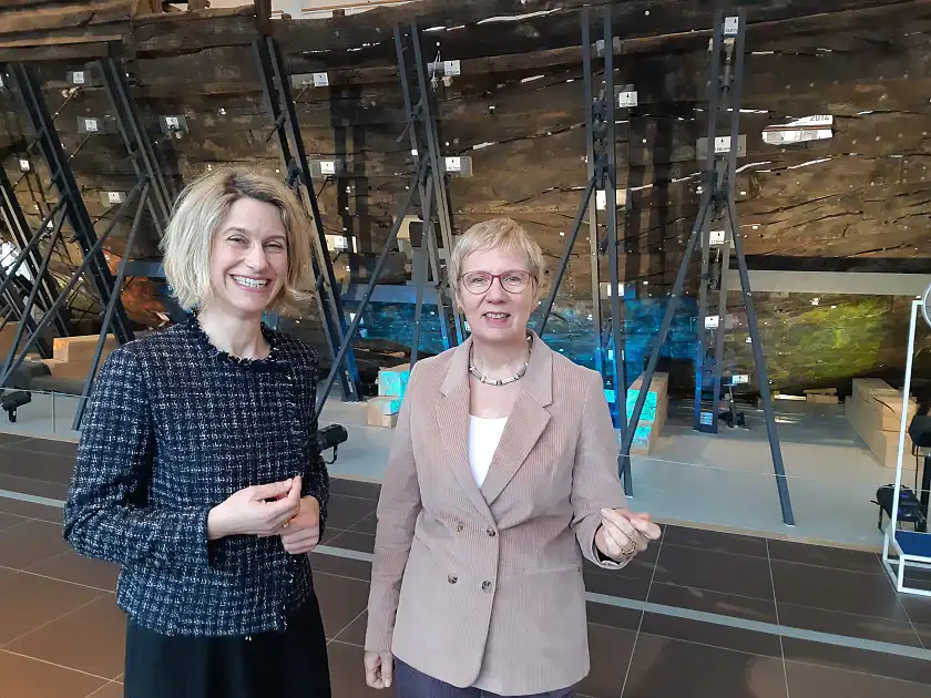 Sunhild Kleingärtner und Eva Quante-Brandt vor der Bremer Kogge (Foto: DSM/ Thomas Joppig)