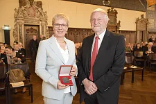 Senatorin Quante-Brandt vor der Übergabe der Senatsmedaille für Kunst und Wissenschaft an Professor Wefer