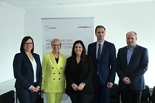 v.l.n.r.: Tanja Ritter (Präventionsbeauftragte Land Bremen der IKK gesund plus), Senatorin Prof. Dr. Eva Quante-Brandt (Senatorin für Wissenschaft, Gesundheit und Verbraucherschutz), Ebru Bulduk (Gesundheitslotsin), Thorsten Spinn (stellvertretender Geschäftsführer Jobcenter Bremen) und Thomas Geisler (Geschäftsstellenleiter Ost II)