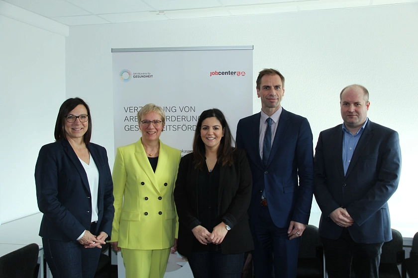 v.l.n.r.: Tanja Ritter (Präventionsbeauftragte Land Bremen der IKK gesund plus), Senatorin Prof. Dr. Eva Quante-Brandt (Senatorin für Wissenschaft, Gesundheit und Verbraucherschutz), Ebru Bulduk (Gesundheitslotsin), Thorsten Spinn (stellvertretender Geschäftsführer Jobcenter Bremen) und Thomas Geisler (Geschäftsstellenleiter Ost II)