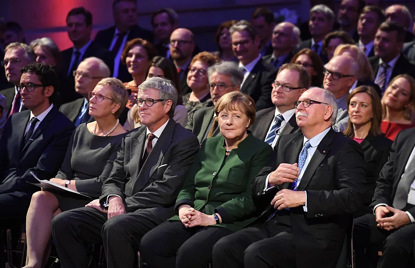 Dr. Cesar Muñoz-Fontela, Heinrich-Pette-Institut, Leibniz-Institut für Experimentelle Virologie, Hamburg, Träger des Wissenschaftspreises des Stifterverbandes "Gesellschaft braucht Wissenschaft", Senatorin Prof. Dr. Eva Quante-Brandt, Prof. Dr. Andreas Schlüter, Generalsekretär des Stifterverbandes, Bundeskanzlerin Dr. Angela Merkel und Prof. Dr.-Ing. Matthias Kleiner, Präsident der Leibniz-Gemeinschaft