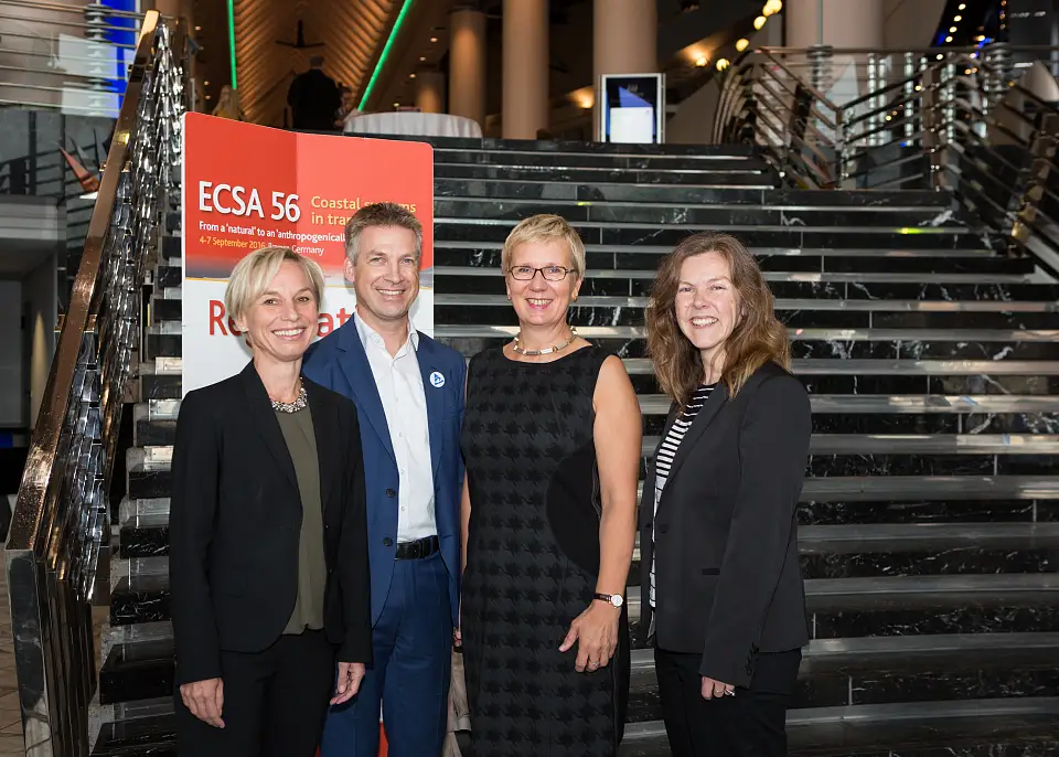 (v. l. n. r.) Prof. Dr. Hildegard Westphal (Direktorin des Leibniz-Zentrums für Marine Tropenökologie, ZMT), Dr. Tim Jennerjahn (Leiter der Arbeitsgruppe Ökologische Biogeochemie am ZMT und Co-Organisator der ECSA56-Konferenz), Prof. Dr. Eva Quante-Brandt (Senatorin für Wissenschaft, Gesundheit und Verbraucherschutz) und Dr. Kate Spencer (Präsidentin der Estuarine and Coastal Sciences Association ECSA) 