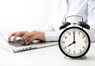 Wecker steht vor Laptop