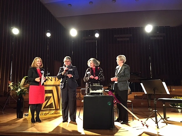 Dr. Babette Gräfe (Präsidentin von Zonta Bremen), Maria Elisabeth Müller (Vize-Präsidentin) und Mitbegründerinnen