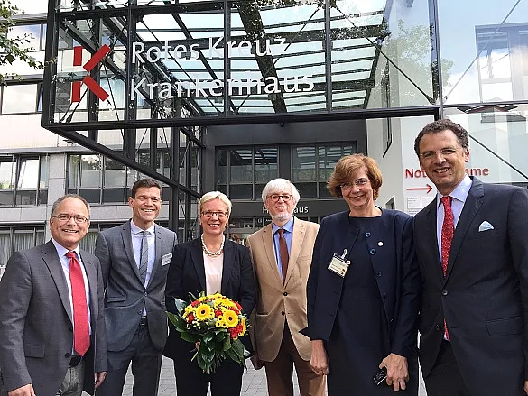 Foto: Prof. Dr. Stefan Herget-Rosenthal (Ärztlicher Geschäftsführer RKK), Dr. Walter Klingelhöfer (Kaufm. Geschäftsführer RKK), Senatorin Prof. Dr. Eva Quante-Brandt, Staatsrat Gerd-Rüdiger Kück, Barbara Scriba-Hermann (Pflegerische Geschäftsführerin RKK), Dr. Martin Klinkhammer (Kuratoriumsvorsitzender Stiftung Rotes Kreuz Krankenhaus) (v.l.n.r.)