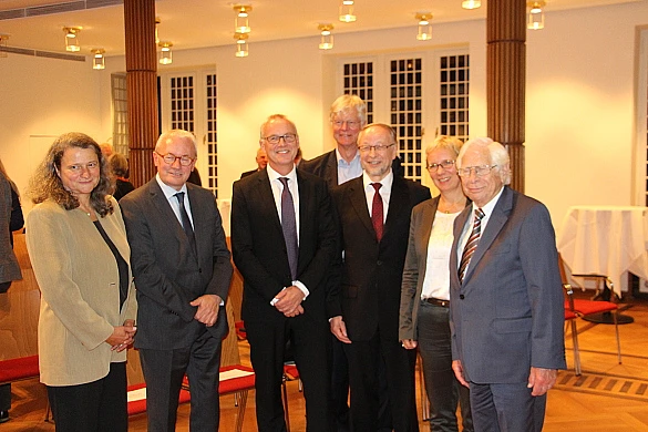 von links: Prof. Dr. Kerstin Schill (Dekanin des Fachbereichs Mathematik/Informatik), Dr. Martin Mehrtens (Kanzler), Prof. Dr. Bernd Scholz-Reiter (Rektor Universität), Prof. Dr. Wilfried Müller (Altrektor der Universität), Prof. Dr. Jürgen Timm, Senatorin Prof. Dr. Eva Quante-Brandt, Senator Moritz Thape