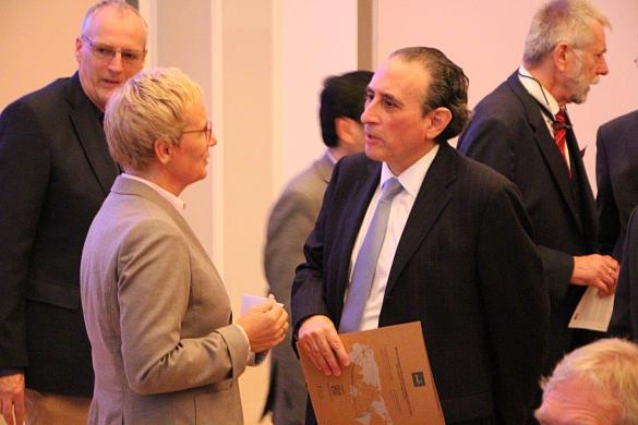 Senatorin Eva Quante-Brandt gemeinsam mit dem chilenische Botschafter