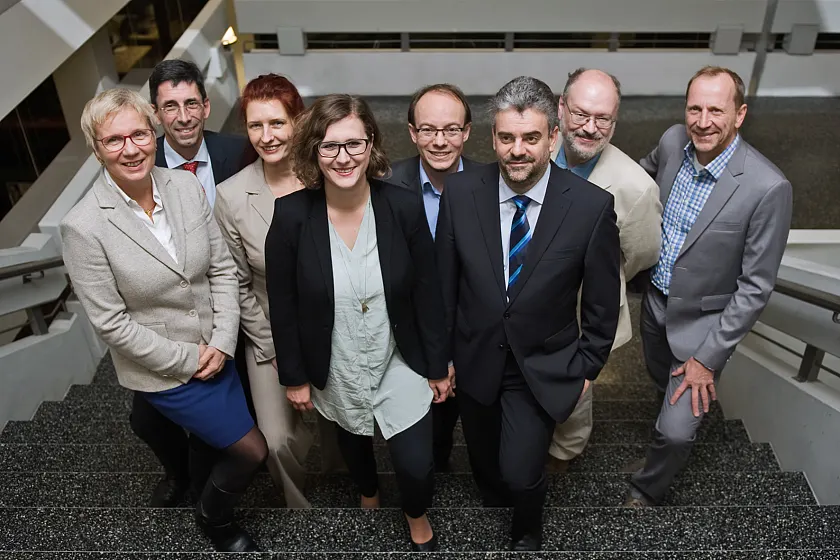 v. l. n. r.: Senatorin Prof. Dr. Eva Quante-Brandt, Thomas Hoffmeister (Uni-Konrektor), Frau Dr. Julia Borst und Frau Dr. Natascha Ueckmann (Fachbereich Sprach- und Literaturwissenschaften), Herr Ansgar Gerhardus und Herr Heinz Rothgang (Fachbereich Human- und Gesundheitswissenschaften), Herr Michael Claridge (Fachbereich Sprach- und Literaturwissenschaften) und Carl Berninghausen