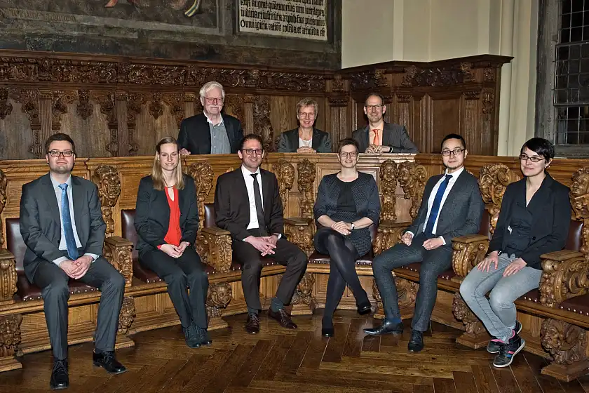 v. l .n. r.: Prof. Dr. Bengt Beutler (Vorsitzender unifreunde Bremen), Senatorin Eva Quante-Brandt, Andreas Breiter (Konrektor an der Universität Bremen) und die Preisträgerinnen und Preisträger des Bremer Studienpreises