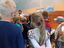 Kinder in der Raumfahrtausstellung des DLR Bremen hören den Vortrag von Dr. Dirk Stiefs 