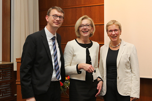(v. l. n. r.) Dr. Erik Chankiewitz (Chefarzt Augenklinik), Jutta Dernedde (Geschäftsführung) und Senatorin Prof. Dr. Eva Quante-Brandt