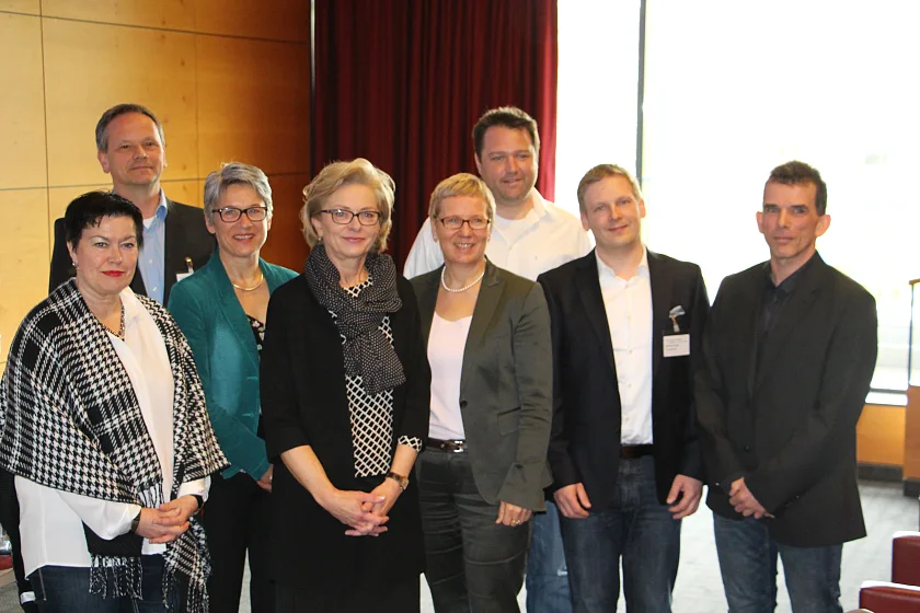 v. l. n. r.: Frau  Peter - Krankenhausdirektorin der Gesundheit Nord, Herr Sick - Lehrer für Pflegeberufe/Fachweiterbildung KldW, Frau  Garbade - Lehrer für Pflegeberufe/Fachweiterbildung KldW, Frau Dernedde - Geschäftsführerin der Gesundheit Nord, Senatorin Prof. Dr. Quante-Brandt, Herr Hoffmann - Stationspflegeleitung/Notfallaufnahme KldW, Herr Kegel - Lehrer für Pflegeberufe/Fachweiterbildung KldW und Herr Frickhöffer - Deutsche Gesellschaft für Fachkrankenpflege, DGF, Westerede 