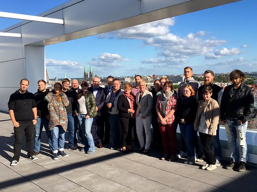 Senatorin Prof. Dr. Eva Qaunte-Brandt gemeinsam mit Karin Luckey (Rektorin der Hochschule Bremen), Staatsrat Henning Lühr (Senatorin für Finanzen), Staatsrat Jan Fries (Senatorin für Soziales, Jugend, Frauen, Integration und Sport) und den Studierenden des neuen Dualen Bachelor-Studiengang Soziale Arbeit