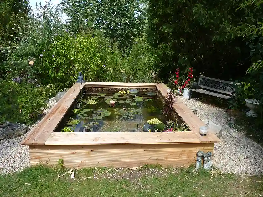 Ein Hochteich mit Holzumfassung