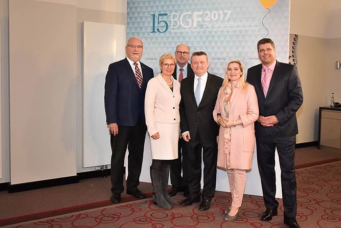 (v.l.n.r.) Wolfgang Zöller (ehem. Patientenbeauftragter der Bundesregierung), Eva Quante-Brandt (Bremer Gesundheitssenatorin und GMK-Vorsitzende), Stefan Grüttner (Sozialminister Hessens), Herrmann Gröhe (Bundesgesundheitsminister), Melanie Huml (Bayrische Staatsministerin für Gesundheit) und Andreas Grün (Veranstalter des BGF)