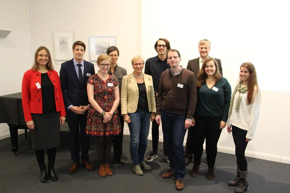 Senatorin Prof Dr. Eva Quante-Brandt  und Professor Andreas Grünewald, (2. Reihe, rechts außen) zusammen mit den Stipendiatinnen und Stipendiaten der dualen Promotion