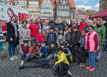 Bild aller am Aktionstag Beteiligten Personen mit Senatorin Eva Quante-Brandt auf dem Bremer Marktplatz